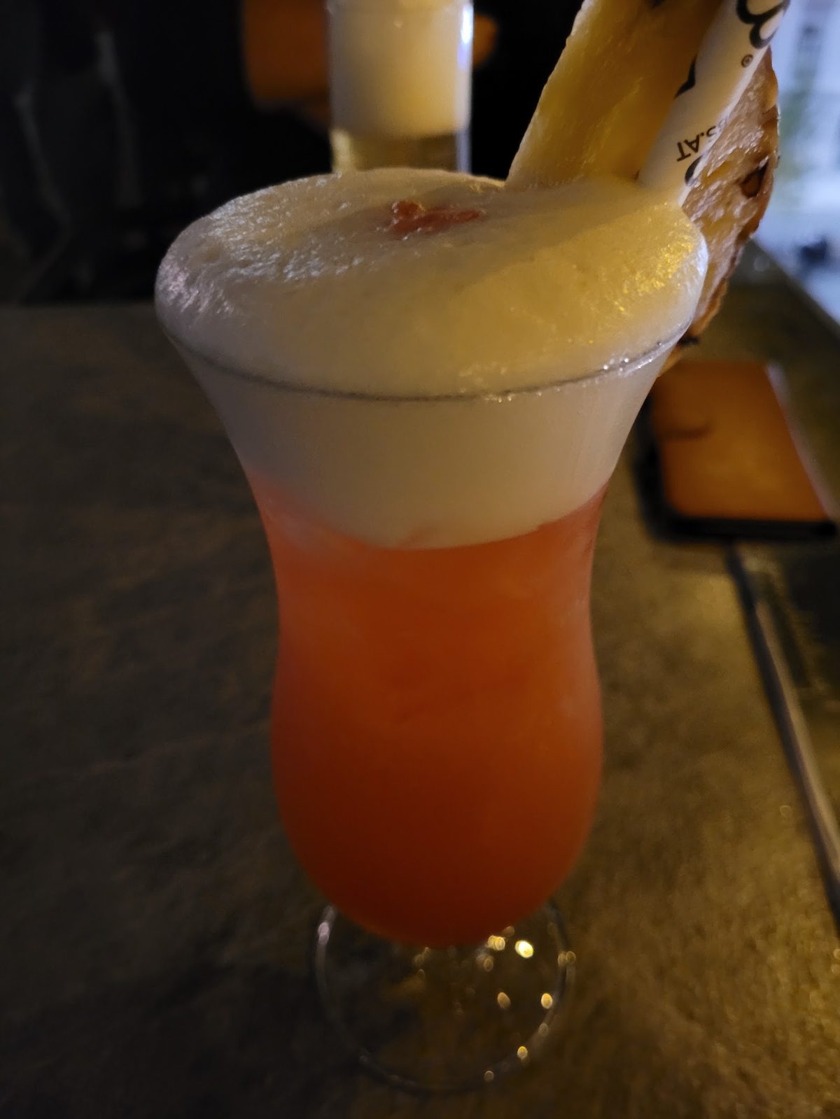 Cocktail mit Schaumkrone im Glas