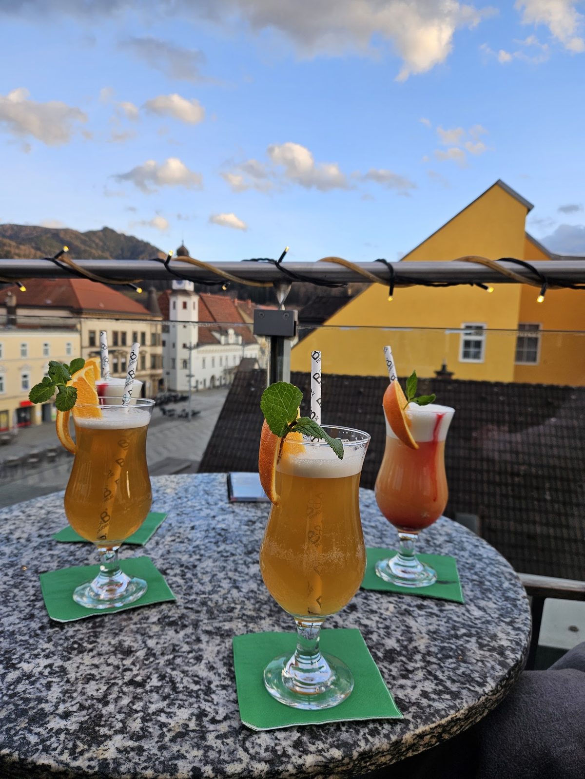 Mehrere Cocktails auf einem Tisch auf der Terrasse vor der Altstadt